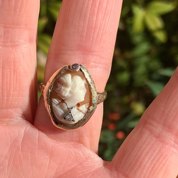 Vintage * Estate * SECO 10k Gold Cameo & Diamond Ring - Picture 3 of 14